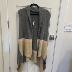 Francesca's Collections Gray and Cream Colorblock Poncho